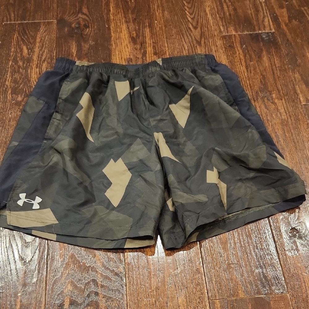 Under Armour Men's Black and Tan Shorts